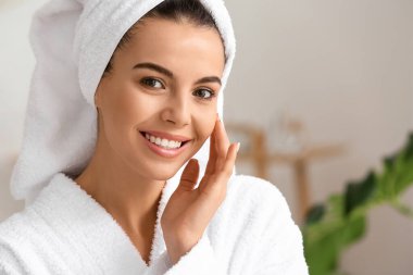 Evde banyo yaptıktan sonra güzel genç bayan.