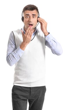 Beyaz arka planda şok olmuş erkek teknik destek ajanı