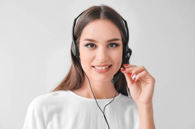 Işık arkaplanındaki kadın teknik destek aracı