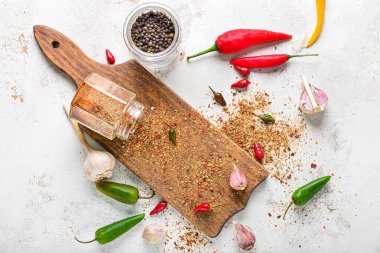 Beyaz arkaplanda farklı baharatlara sahip tahta