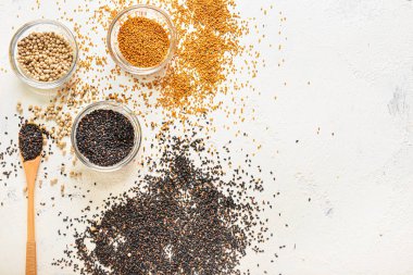 Beyaz arkaplanda farklı baharatlar