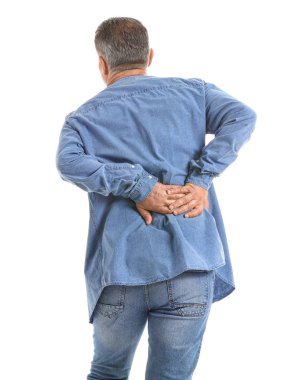 Beyaz arka planda sırt ağrısı çeken olgun bir adam.