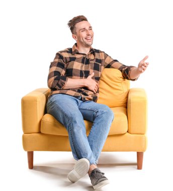 Beyaz arka planda koltukta oturan yakışıklı adam.