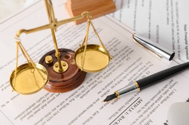 Avukatın işyeriyle ilgili belgelerle adalet terazisi