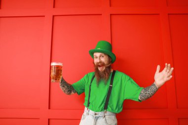 Renkli arka planda bir bardak birası olan sakallı adam. Aziz Patrick Günü kutlaması