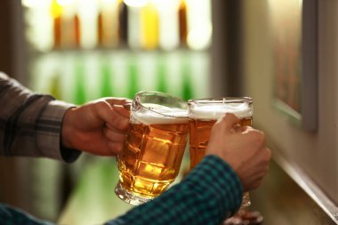 Arkadaşlar barda taze bira içiyor