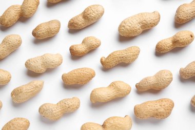 Beyaz zemin üzerine lezzetli fıstık