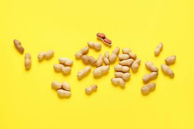 Renk arka plan üzerinde lezzetli fıstık