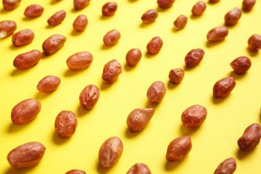 Renk arka plan üzerinde lezzetli fıstık