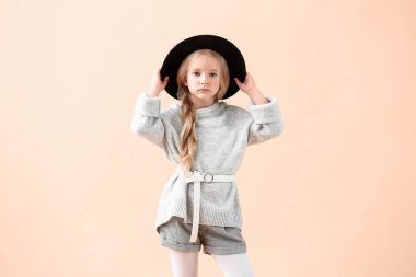 Sonbahar kıyafetleri içinde, hafif arka planda sevimli küçük bir kız.