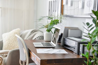 Modern odada dizüstü bilgisayarı olan rahat bir iş yeri.