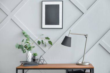 Modern odada lüks ve rahat bir iş yeri.