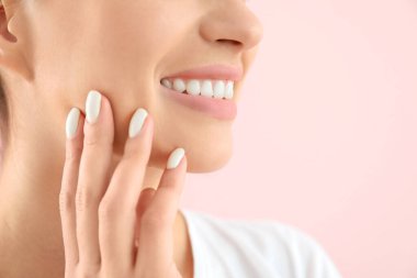 Renk arka plan, portre sağlıklı dişlere sahip güzel genç kadın