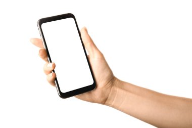 Beyaz arka planda cep telefonu olan bir kadın el.