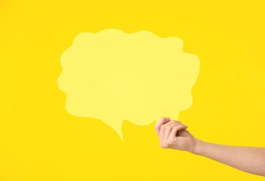 El ile renk arka plan üzerinde boş konuşma balonu