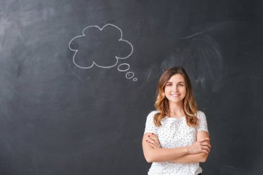 Boş konuşma balonu koyu arka plan üzerinde olan kadın