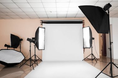 Modern fotoğraf stüdyosunun içi.