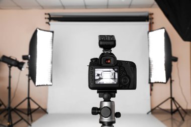 Profesyonel stüdyoda modern fotoğraf makinesi