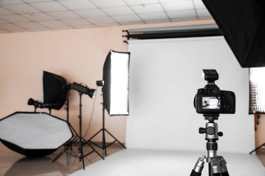 Profesyonel stüdyoda modern fotoğraf makinesi