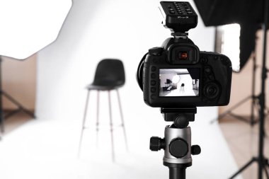 Profesyonel stüdyoda modern fotoğraf makinesi