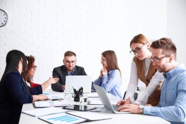 Ofisteki iş toplantısında iş arkadaşları konuyu tartışıyor