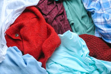 Bir yığın farklı kıyafet, üst manzara.