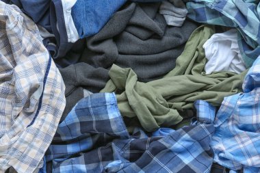 Bir yığın farklı kıyafet, üst manzara.