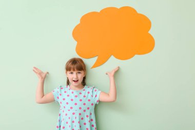 Renkli arkaplanda boş konuşma balonu olan sevimli küçük kız.