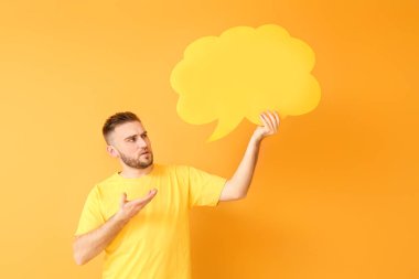Boş konuşma balonu renk arka plan üzerinde olan genç adam
