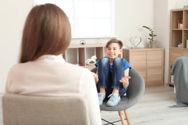 Çocuk psikoloğu ofisinde ziyaret ediyor.