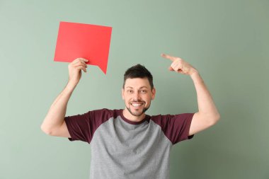 Renk arkaplanında boş konuşma baloncuğu olan adam