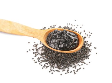 Beyaz arka planda lezzetli tahini kaşığı