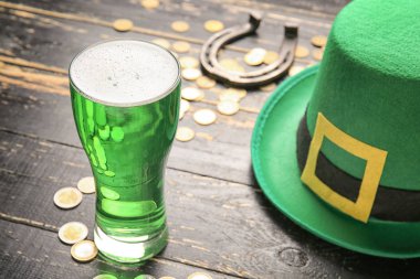 Ahşap arka plan üzerinde St Patrick's Day için kompozisyon