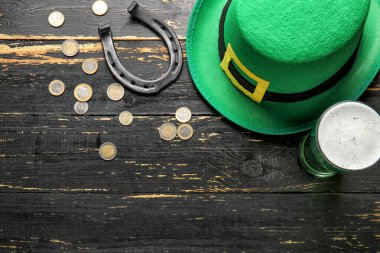 Ahşap arka plan üzerinde St Patrick's Day için kompozisyon