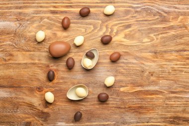 Ahşap arka planda çikolatalı Paskalya yumurtaları