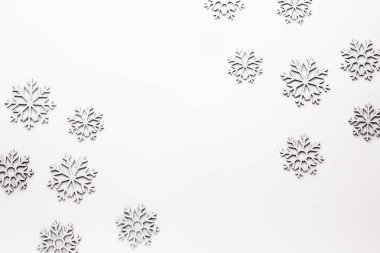 Beyaz arka planda güzel Noel kar taneleri
