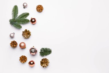 Beyaz arka planda güzel bir Noel kompozisyonu