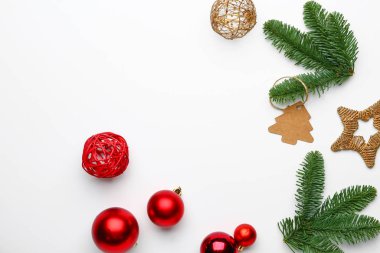 Beyaz arka planda güzel bir Noel kompozisyonu