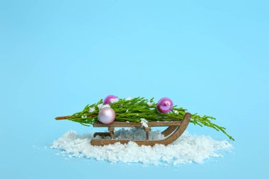 Yılbaşı dekorlu kızaklar, kar ve köknar dalı