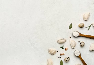 Beyaz arka planda baharatlı çiğ börek ve yumurta.