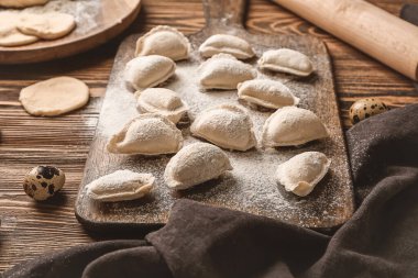 Ahşap zemin üzerinde çiğ hamur köftesi olan tahta