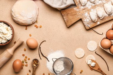 Renk arkaplanındaki hamur köfteleri ve malzemelerle kompozisyon