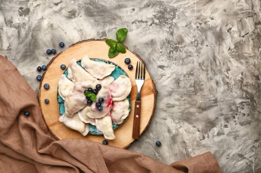 Lezzetli hamur tatlısı ve böğürtlen tabağı.