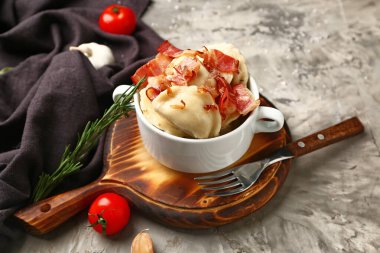 Lezzetli hamur köftelerini masaya koy.