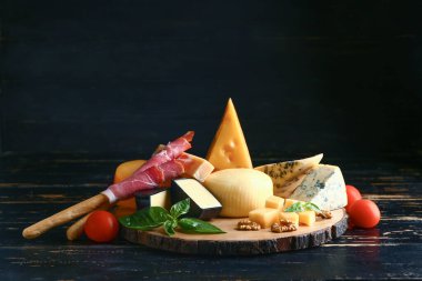 Koyu arkaplanda taze peynir çeşitleri olan bir pano