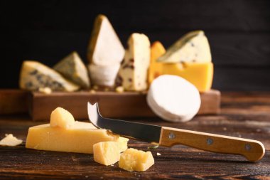 Tahta masadaki bıçaklı taze peynir.