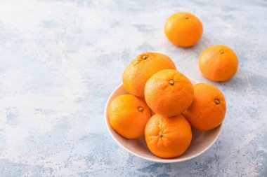 Renkli arkaplanda tatlı mandalinalı tabak