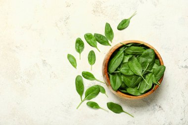 Açık arkaplanda taze ıspanak tabağı