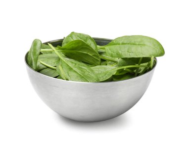 Beyaz arka plan üzerinde taze ıspanak ile Bowl