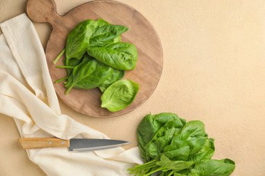 Taze yeşil ıspanak, yemek ve bıçak masada.